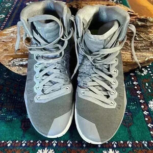 Nike men’s 7.5 high top tennis shoes. Perfect condition.. Hyper dunk.